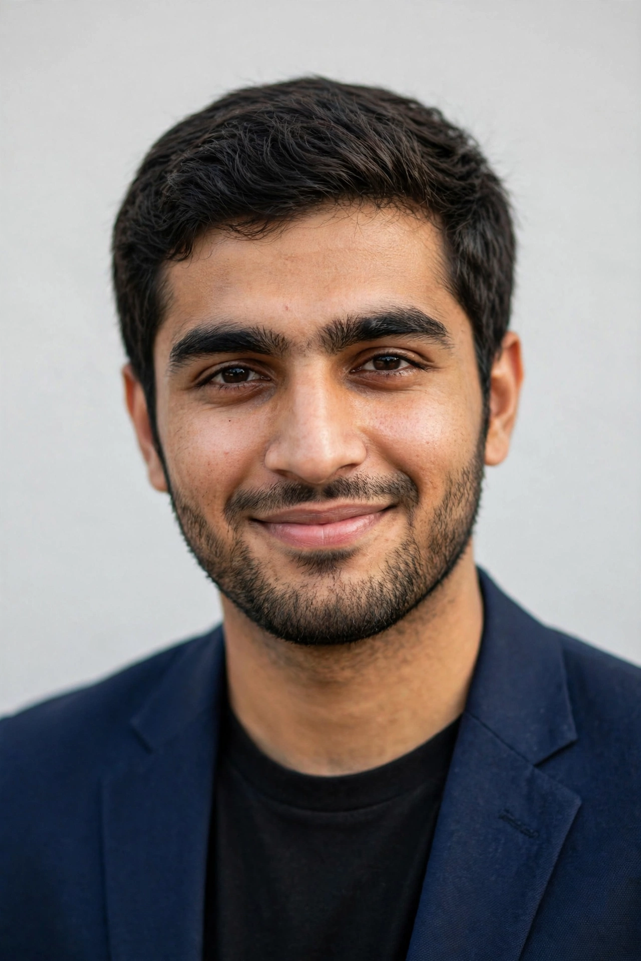 Malik Ashraf — Founder and Editor of Roomiora